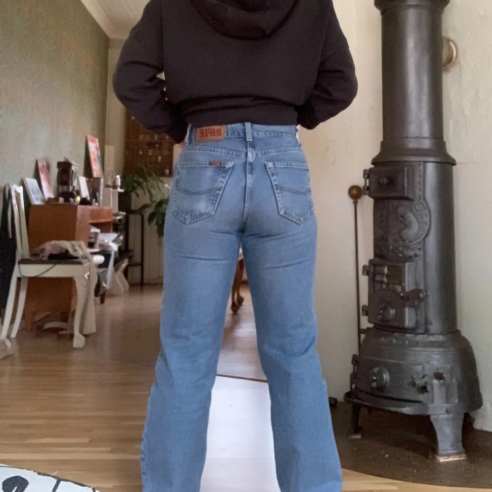 Jättesnygga blåa jeans från Rifle! Köpta på Humana Göteborg men ändast använda 3 gånger pga för små för mig. Sitter jättesnyggt lågmidjat och formar kroppen! Lite långa på mig som är 160cm men ligger snyggt över en högre sko :) Passar XS & S! . Jeans & Byxor.