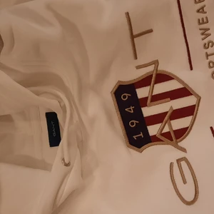 GANT huvtröja stil S - Oanvänd. Färgen eggshell, storlek small. Nypris: 1199