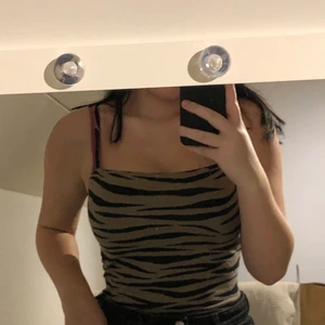 Zebramönstrad body - Säljer denna zebramönstrade bodyn som är så fin men tyvärr inte min stil längre