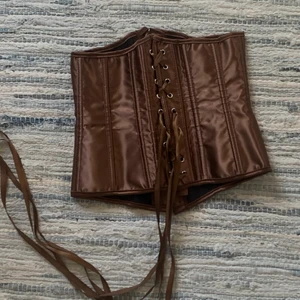 Brum Korsett - säljer denna jätte fina bruna korsett! säljer då jag aldrig använt den! passar vem som helst mellan xs-l :) 🤎🤎 har en likadan jag säljer i svart om man skulle vara mer interesserad i det!