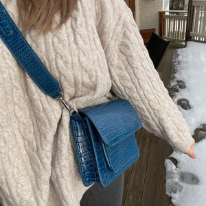 Hvisk cayman pocket - En otroligt fin väska som är sparsamt använd. Köpt på boozt! Väskan har en perfekt storlek och bandet är både avtagbart och justerbart. INGA DEFEKTER Nypris 899