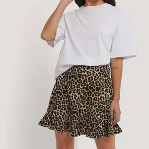 Leopardkjol - Superfin och trendig kjol med volang från Na-kd i storlek 36💓 säljs pga kommer inte så mycket till användning. (Första bilden är lånad med de två sista är mina) 