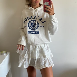 Vit hoodie - Vit hoodie med coolt tryck från GinaTricot i storlek M