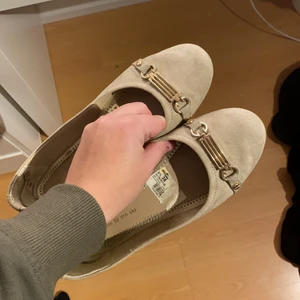 Ballerinaskor  - Beiga med gulddetaljer