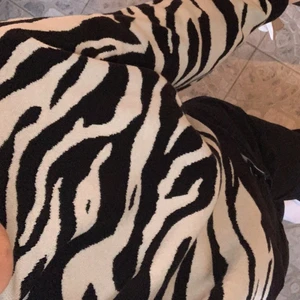 Stickad tröja  - SÅ FIN stickad tröja i zebramönster från gina köpt i danmark för något år sedan. Inte kommit till användning så säljer den nu. Storlek S😇 Skriv vid frågor eller om fler bilder önskas💌