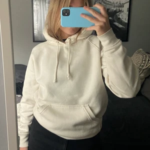 Bikbok hoodie - Krämvit Hoodie från bikbok!! Är i strl XS men passar sig som vanligtvis är en S🙌🙌 köparen står för frakten!!