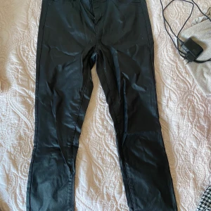 Skinnbyxor  - Skinnbyxor. Står ej storlek så är osäker men passar ca 36-38