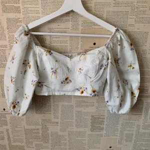 Blommig topp - En jätte fin blommig topp från H&M💜tyvärr har den inte kommit till mycket användning och där med säljer jag den💜 Väldigt fint skick och bra kvalite💜