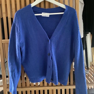 Blå tröja - Använd 3 gånger säljer för får ingen användning av den🥰