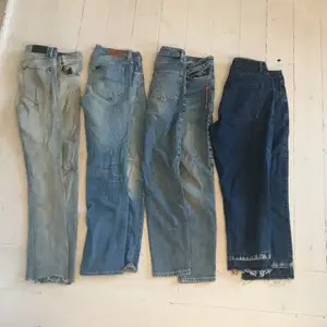 Från vänster: Emilio jeans Strl:30,  Lee Jeans Strl 29/32,  Topman jeans Strl 32,  Fairplay Jeans Strl 32     Samtliga är i gott skick men lite slit finns. Priset är för allihopa.