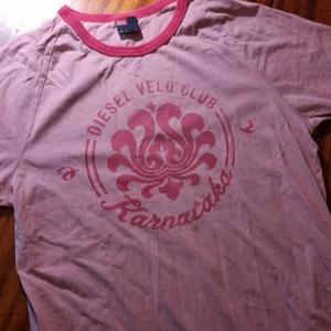 Disel äkta y2k tshirt vintage - Sååå snygg äkta vintage disel tshirt. Utropspris 10 kr. Buda ej om du inte tänkt köpa. Köp direkt för 50 kr. 45 kr frakt.