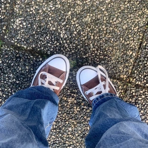 Bruna converse  - Beställde hem dessa som sen visade sig vara för små, använda en gång. I bra skick, 36,5 men passar min syster som har 37. 💘