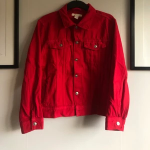 Röd jeansjacka från H&M - Säljer en jeansjacka från HM i storlek small! Skick: använd fåtal gånger men som ny! Material: 100% bomull. 