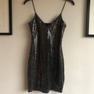Glittrig klänning från H&M - Säljer en oanvänd paljettklänning från HM med lappen kvar! Material: 92% Polyester och 5 % elestan ☀️ Storlek: small men som en x-small skulle jag säga ✌️