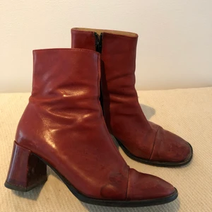 Stövletter i rött skinn  - Fina röda skinnstövletter fr England