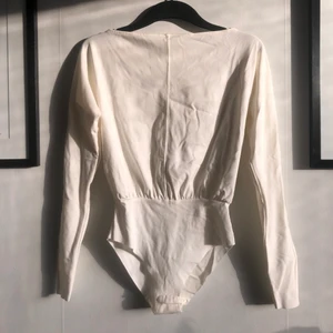 Body från H&M trend - Säljer en fin body från HM trend. Båturringning och en lodrät söm mitt på toppen. Storlek 34, men skulle säga att den kan passa 36-38 också! 🌟