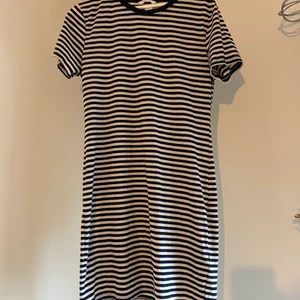 Randig klänning - En randig klänning från hm. Storlek L. Använd fåtal gånger men i bra skick