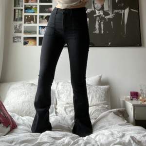 Jättebekväma svarta bootleg jeans från Snapback. De är stretchiga och passar olika storlekar. Knappt använda, köparen står för frakt💗