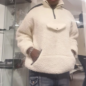 Super fin varmt Teddy jacka  - I mycket bra skick och passar xs_ m och matcherar med allt. 450 inklu frakt 