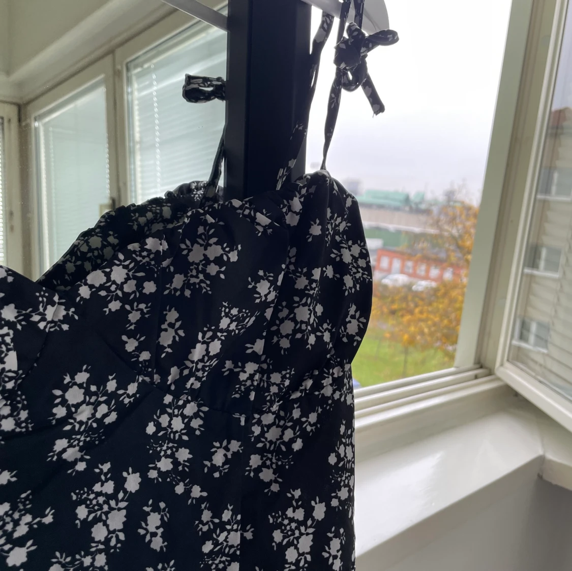 Svart blommig klänning - 91