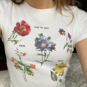 Bershka baby t-shirt - Supergullig "baby" t-shirt med tryck från Bershka! Har lite missfärgning vid insidan på kragen, men syns inte när man har på sig den<3 Köparen står för frakt💗