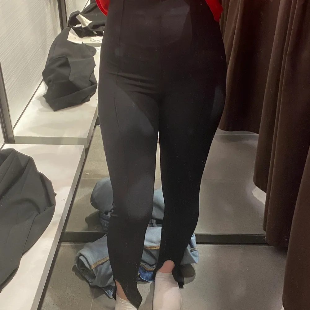 Svarta zara leggings köpta för 600kr , helt nya och oanvända. Säljs pga ingen användning.. Jeans & Byxor.
