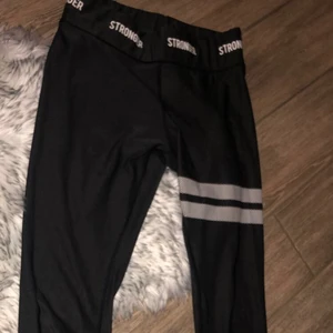 Stronger byxor - Säljer dessa perfekta STRONGER byxor! Använt en gång och säljer pga att de inte kommer till användning. Jättebra stretch och skulle säga att de passar alla mellan S-M.🍁