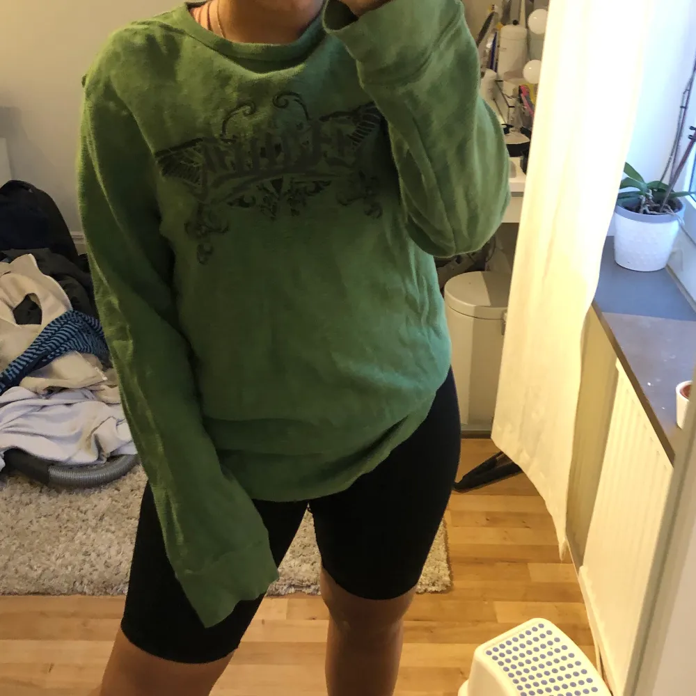 Så cool oversized sweatshirt i fin grön färg, den är i mer ”vävt” material än en vanlig tröja🌿. Tröjor & Koftor.