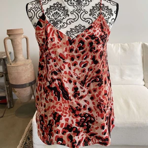 Hm linne - Jättefint linne från Hm i storlek S! Knappt använt, bra skick! Kan både frakta och mötas upp, köpare står isf för frakt!📦