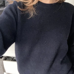 Ulltröja - Mörkblå stickad från uniqlo i 100% lammull, så skön och superfint skick💕 storlek xs
