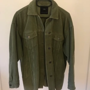 Jaka - Jätte fin grön marchester jacka från zara som jag tyvärr inte använder längre. Väldig snygg i modellen (over size) släng iväg ett meddelande om du vill ha bilde på🥰