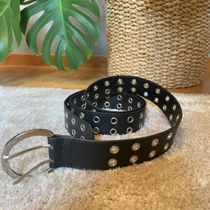 Skärp - Säljer detta fina skärp🖤 köptes på ginatricot för länge sedan  så tror ej det finns kvar i butik, det är en längre modell så det passar alla. Fint skick, använd ett fåtal gånger. Vid flera intresserade blir det bud🖤🤍