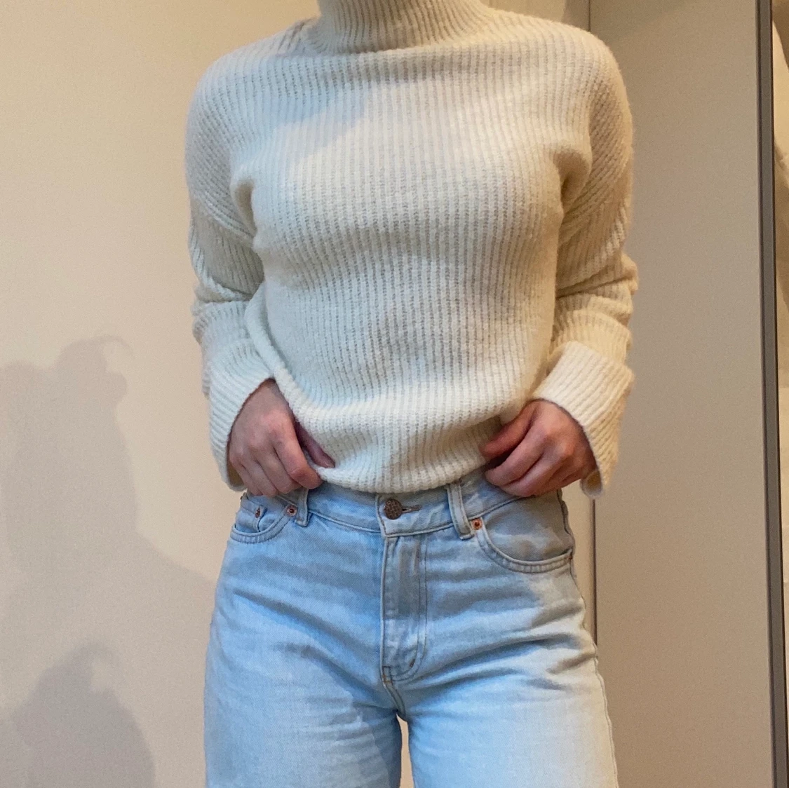 Vit stickad polotröja