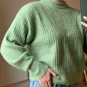 Grön stickad tröja 💚 - Från H&M, mysig och lite oversize. Strl XS men passar S