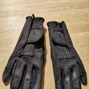 Fina blåa ridhanskar!  - Blåa ridhandskar, köpa från Gekås Ullared och endast använda 2 gånger på tävling! På den första bilden ser det ut som att dom har vita märken på knogarna, men det är bara ljuset :) Köpte dom för 70 kr (eller mer kommer inte ihåg exakt), säljer dom för 55 kr. 