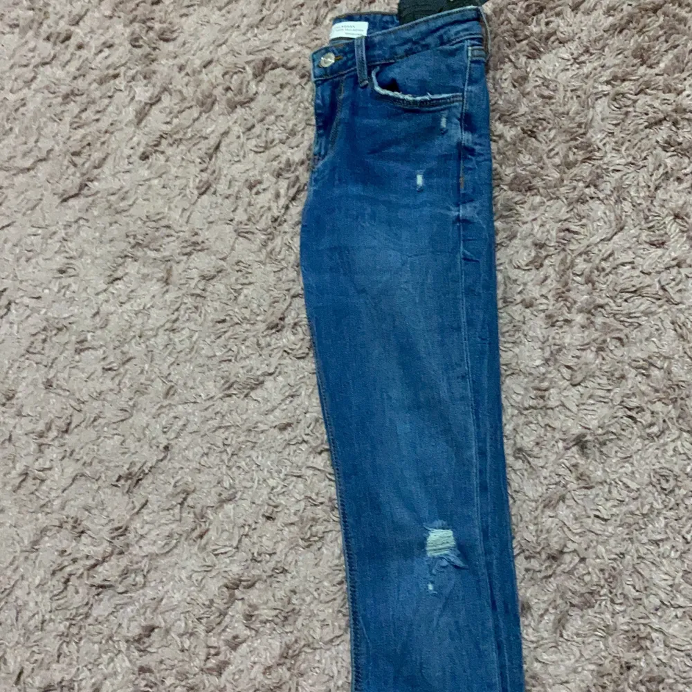 Mörk blå byxor fina och jag vill sälja dem för att dem är lite täta och jag tycker inte om täta byxor det är därför och jag har använt dem bara en ända gång . Jeans & Byxor.
