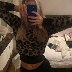 Leopad tröja från zara - Säljer en fin leopard tröja i ett skönt material. Går att styla snyggt och är fint nu på hösten. Ett måste i garderoben. 