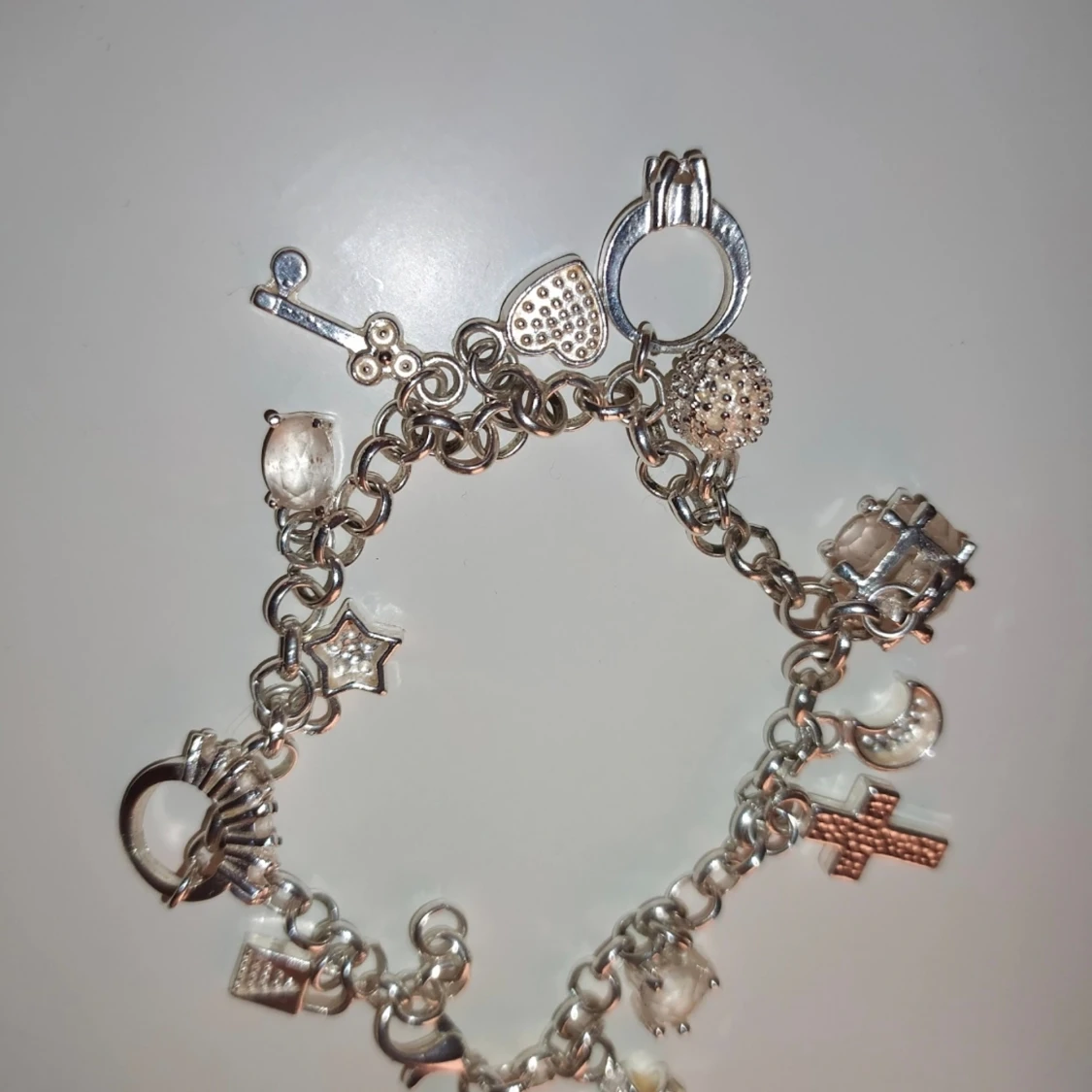 Armband i silver med berlocker 