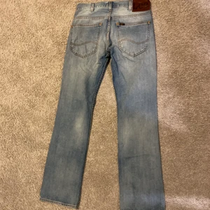 Levis jeans - Ett par as snygga Levis jeans som jag aldrig använt själv men köptes här på Plick så vet att dom har används innan sparsamt och är i ett fint skick. Storlek är 30. Jag står inte för frakt kostnaden. Är bara att komma privat vid frågor💕