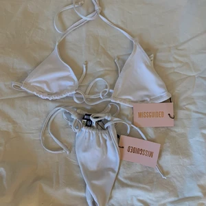 Bikini Missguided  - Helt ny bikini med prislapp kvar på ifrån Missguided i storlek 38 i båda delarna. Modellen är string. Säljer för 150kr för båda delarna 🤍