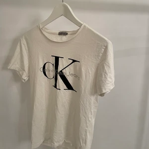 Calvin klein t-shirt - Säljer en gammal calvin klein t-shirt i Strl S