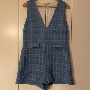 Zara playsuit/jumpsuit  - Helt ny, endast testad. Blå playsuit från Zara. Storlek L, mer som en M och ganska kort i benen. Nypris 399kr