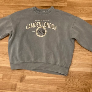 College tröja - Säljer denna jätte sköna tröja från pull&bear, andvänd ett par fåtal gånger och är i bra skick!😁