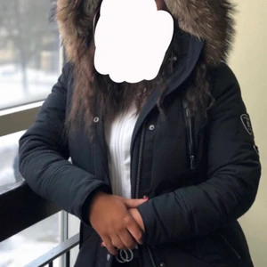 Rock and blue - Säljer min älskade vinterjacka då den inte kommer till användning. Den är som ny endast använd en säsong och kemtvättad. Äkta päls i luvan samt dun i jackan strl 38