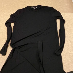 säljer denna tröja  - Säljer denna tröjan för 50 kr kostade 250 kr från Nelly storlek xs/s och den är öppen ifrån sidorna 