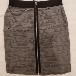 Kjol med mjukt material - Bekväm kjol som man kan ha både till vardags och om man vill vara lite finare en helg. 