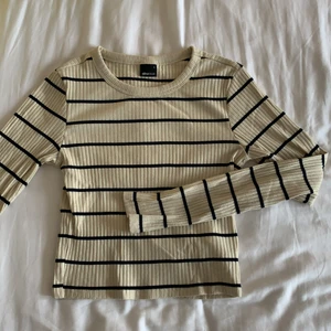 Randig tröja - Randig slutaåld tröja ifrån gona tricot! Väldigt bra skick då den knappt kommit till använding tyvärr❤️‍🔥