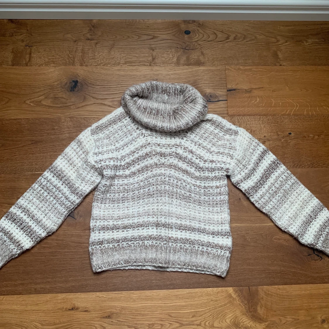 Stickad tröja hollister storlek s