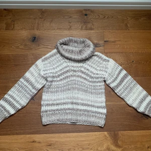 Stickad tröja hollister storlek s - Knappt andvänd vit och brun stickad tröja från hollister