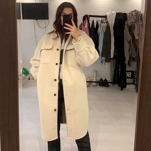 Kappa - Säljer den här supermysiga teddykappan som passar jätte bra nu under höst och vinter. Den är oversized i modellen och går ner till knäna på mig som är 166,5cm. Köptes på HM för 700kr för ett år sen.